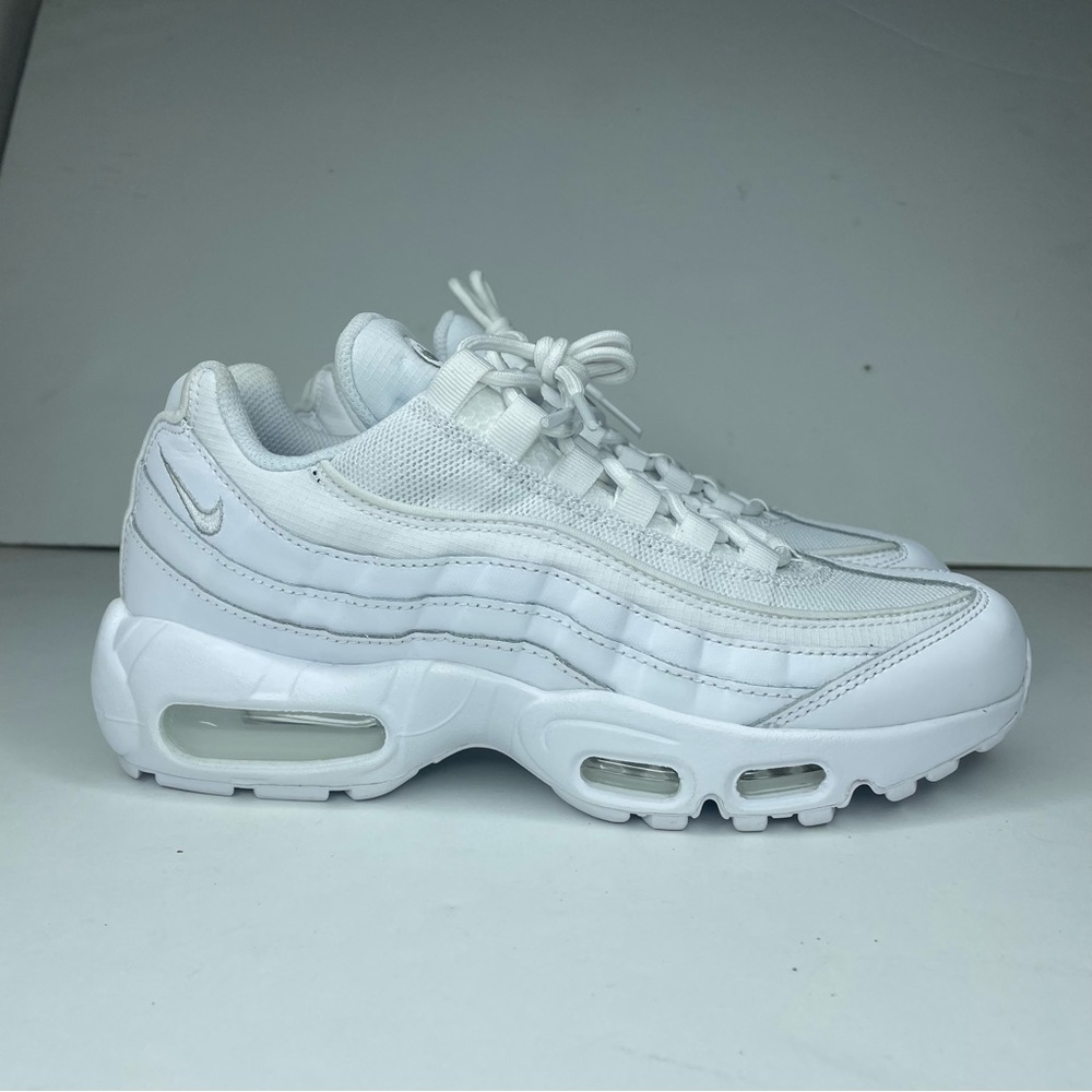NEW Nike Air Max 95 Essential Women’s Size 8 White Sneaker CT1268-100